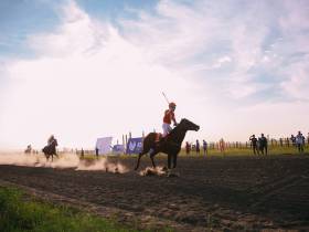 Победителем скачек на приз главы Якутии стал скакун Крит