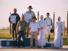 Победителем скачек на приз главы Якутии стал скакун Крит