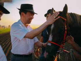 Победителем скачек на приз главы Якутии стал скакун Крит