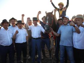 Победителем скачек на приз главы Якутии стал скакун Крит