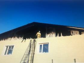 В селе Намцы тушат пожар в двухэтажном жилом доме