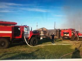 В селе Намцы тушат пожар в двухэтажном жилом доме