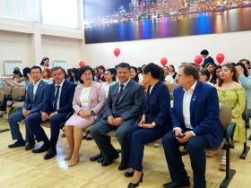 Премьер Якутии вручил дипломы выпускникам ЯФЭК