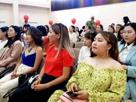 Премьер Якутии вручил дипломы выпускникам ЯФЭК