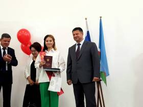 Премьер Якутии вручил дипломы выпускникам ЯФЭК