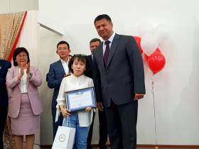 Премьер Якутии вручил дипломы выпускникам ЯФЭК