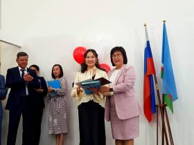 Премьер Якутии вручил дипломы выпускникам ЯФЭК