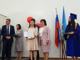 Премьер Якутии вручил дипломы выпускникам ЯФЭК