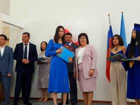 Премьер Якутии вручил дипломы выпускникам ЯФЭК