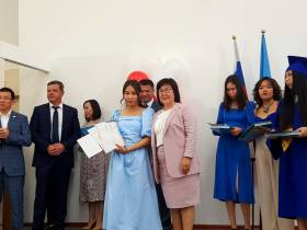 Премьер Якутии вручил дипломы выпускникам ЯФЭК