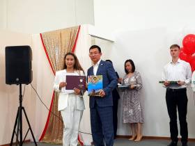 Премьер Якутии вручил дипломы выпускникам ЯФЭК