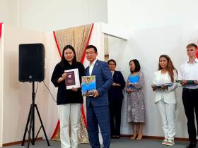 Премьер Якутии вручил дипломы выпускникам ЯФЭК