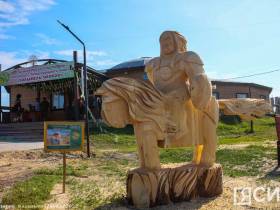 Выставка деревянных скульптур «Колыбель Олонхо» открылась в Усть-Алданском улусе