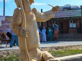 Выставка деревянных скульптур «Колыбель Олонхо» открылась в Усть-Алданском улусе