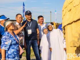 Выставка деревянных скульптур «Колыбель Олонхо» открылась в Усть-Алданском улусе