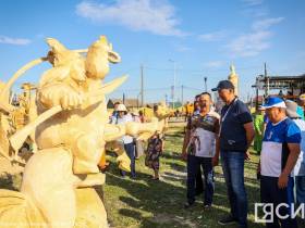 Выставка деревянных скульптур «Колыбель Олонхо» открылась в Усть-Алданском улусе