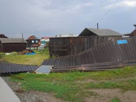 Ураганный ветер обрушился на село Борогонцы. Есть повреждения и пострадавшие