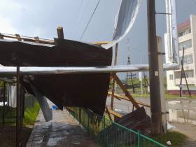 Ураганный ветер обрушился на село Борогонцы. Есть повреждения и пострадавшие