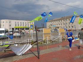 Ураганный ветер обрушился на село Борогонцы. Есть повреждения и пострадавшие