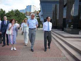 Глава Якутии сегодня работает в Хабаровске