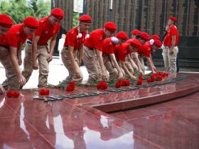 Глава Якутии сегодня работает в Хабаровске