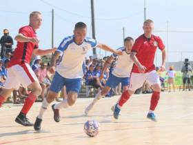 Мегино-Кангаласский и Ленский районы выиграли утренние матчи по мини-футболу