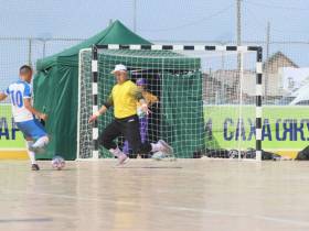 Мегино-Кангаласский и Ленский районы выиграли утренние матчи по мини-футболу