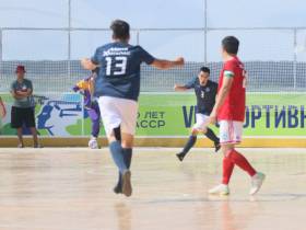 Мегино-Кангаласский и Ленский районы выиграли утренние матчи по мини-футболу