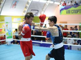 Первые боксёрские бои за выход в четвертьфинал провели на Играх народов Якутии