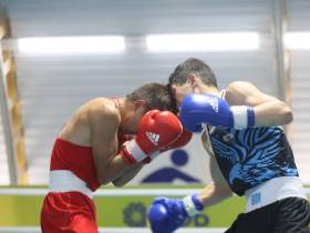 Первые боксёрские бои за выход в четвертьфинал провели на Играх народов Якутии