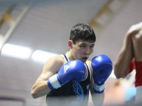 Первые боксёрские бои за выход в четвертьфинал провели на Играх народов Якутии