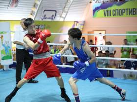 Первые боксёрские бои за выход в четвертьфинал провели на Играх народов Якутии