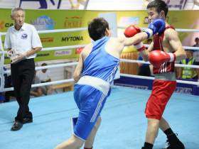 Первые боксёрские бои за выход в четвертьфинал провели на Играх народов Якутии