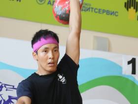 Усть-Алданская сборная лидирует в первый день соревнований по гиревому спорту