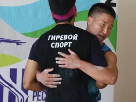 Усть-Алданская сборная лидирует в первый день соревнований по гиревому спорту