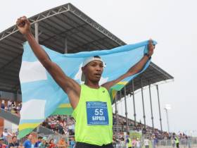 Артур Бурцев вернулся на беговую дорожку и выиграл забег Спортивных игр Якутии