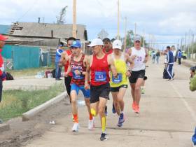 Макаров и Татаринова стали триумфаторами марафона на Спортивных играх народов Якутии