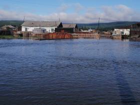 Уровень воды в реке Дулгалах в Верхоянском районе Якутии поднялся до критических отметок