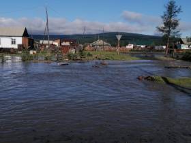 Уровень воды в реке Дулгалах в Верхоянском районе Якутии поднялся до критических отметок