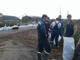 Более 80 человек и 10 единиц техники задействованы в работах по укреплению дамбы в Батагае