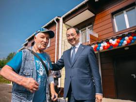 Глава Якутии вручил семьям Верхнего Куранаха ключи от новых квартир