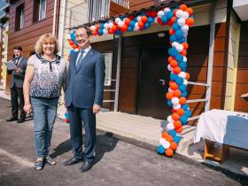 Глава Якутии вручил семьям Верхнего Куранаха ключи от новых квартир