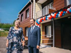 Глава Якутии вручил семьям Верхнего Куранаха ключи от новых квартир