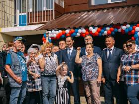 Глава Якутии вручил семьям Верхнего Куранаха ключи от новых квартир