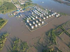 Насыпь остановила проникновение воды в поселок Батагай