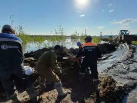 Насыпь остановила проникновение воды в поселок Батагай