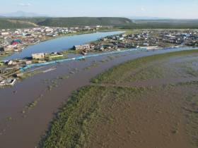 Насыпь остановила проникновение воды в поселок Батагай