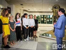 Глава Якутии провёл экскурсию в Музее мамонта для студентов из ЛНР