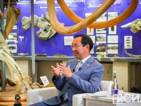 Глава Якутии провёл экскурсию в Музее мамонта для студентов из ЛНР