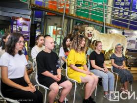 Глава Якутии провёл экскурсию в Музее мамонта для студентов из ЛНР